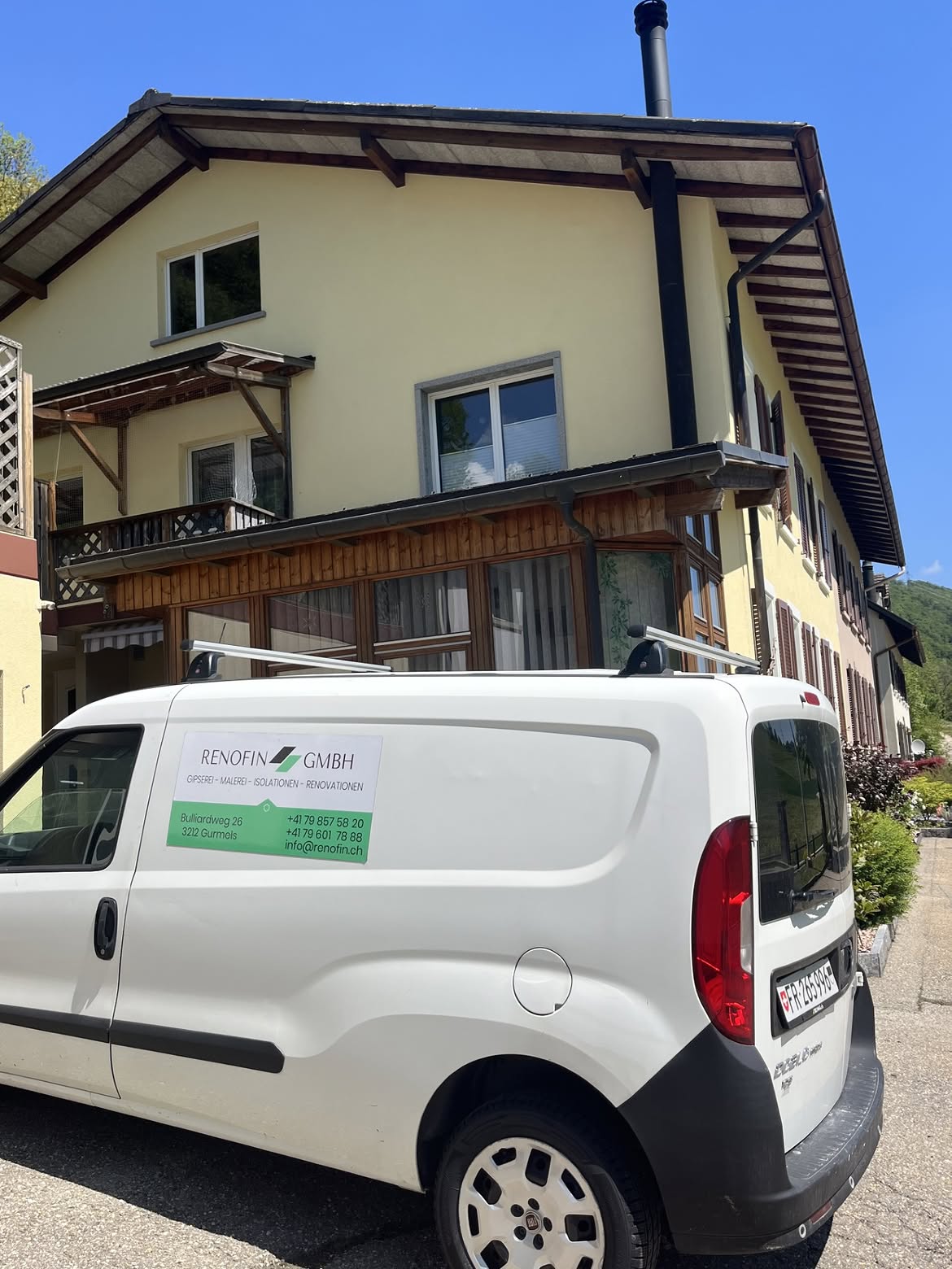 RENOFIN-Firmenwagen vor einem renovierten Wohnhaus