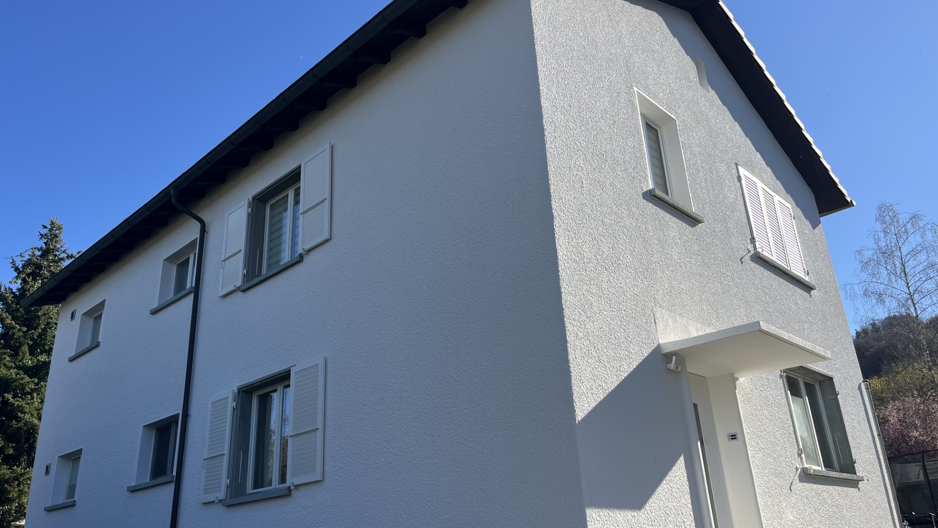 Frisch weiss renovierte Fassade im Detail