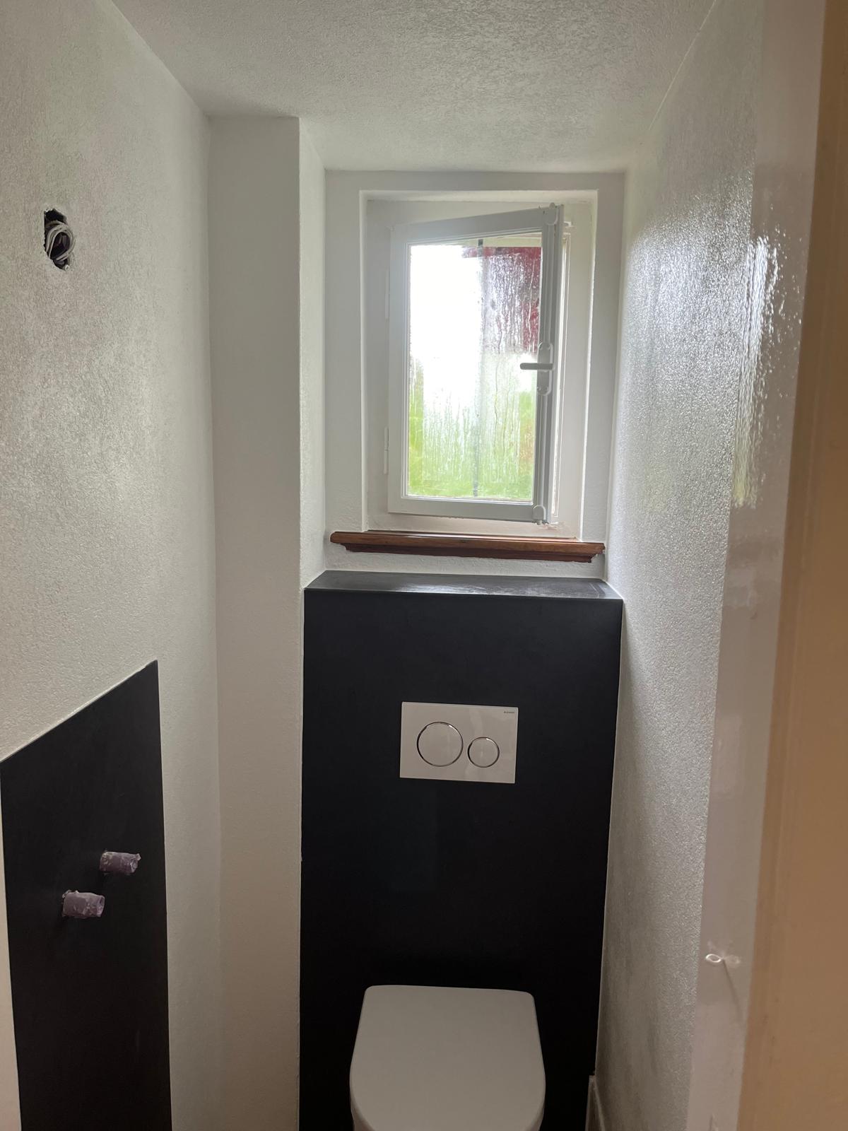 Renoviertes WC mit neuen Oberflächen