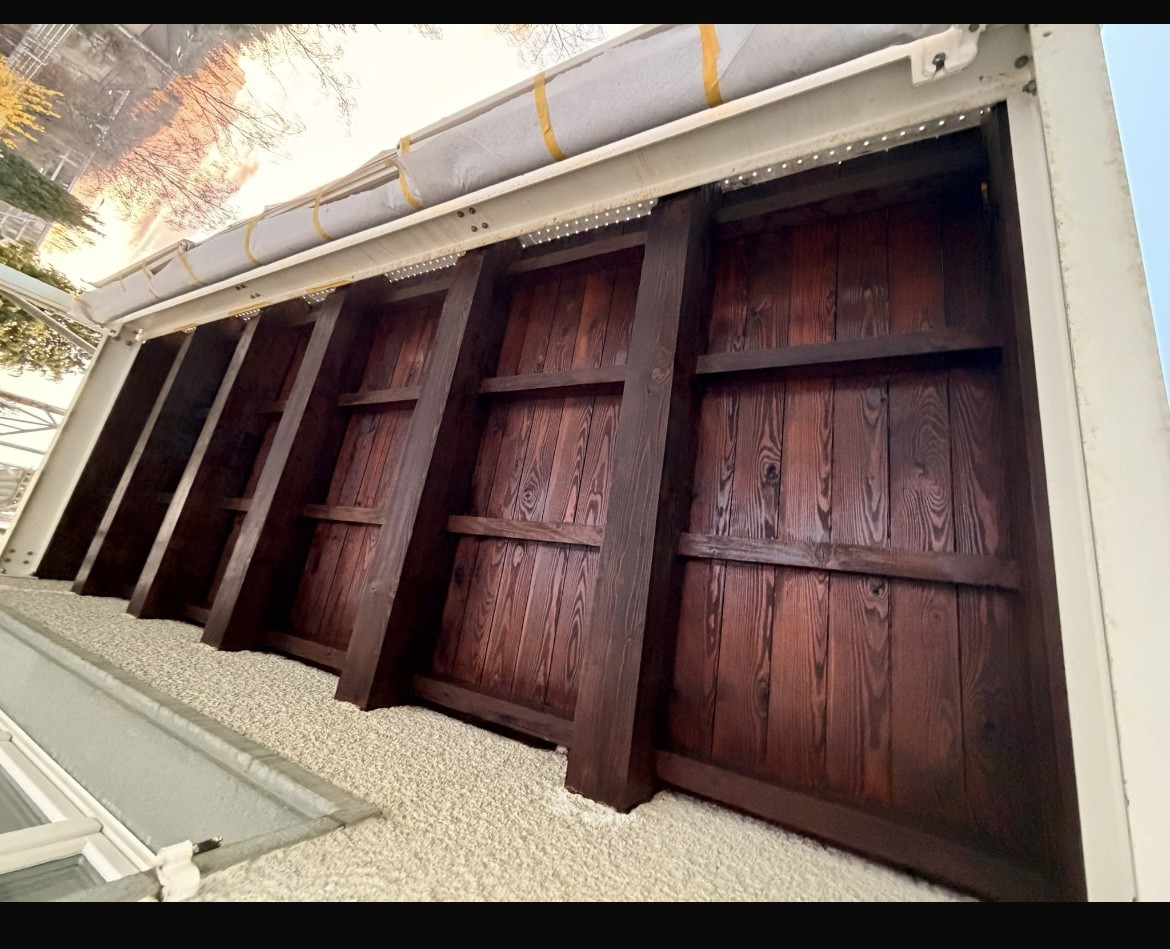 Neu gestrichene Holzfassade