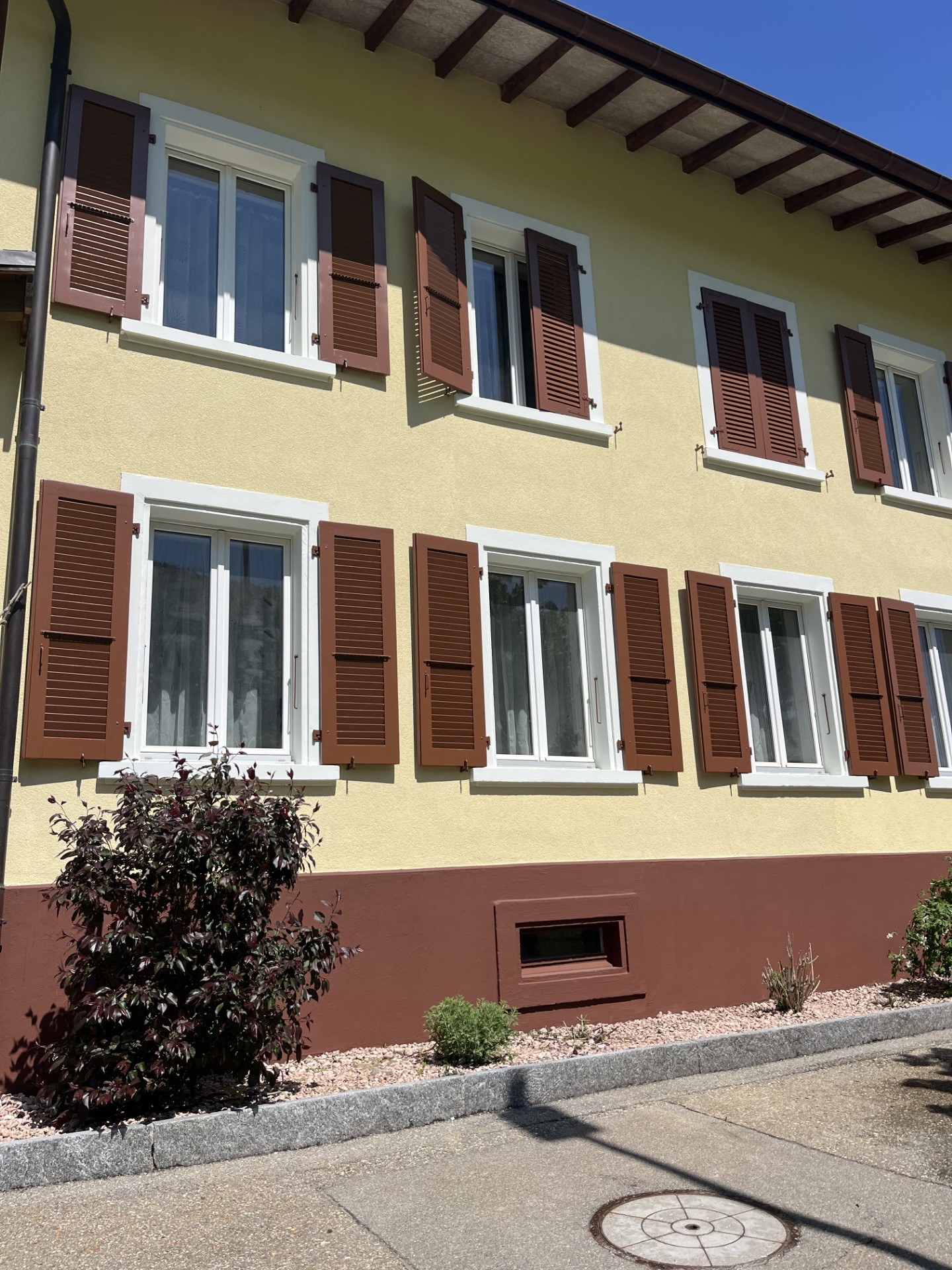Professionell gestrichene Hausfassade in Gelb