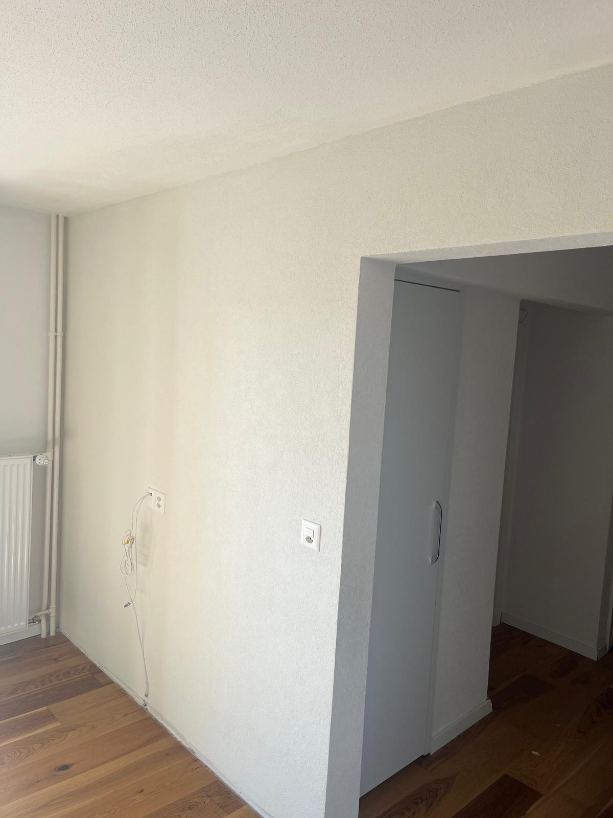 Frisch gestrichene Stube nach der Renovation