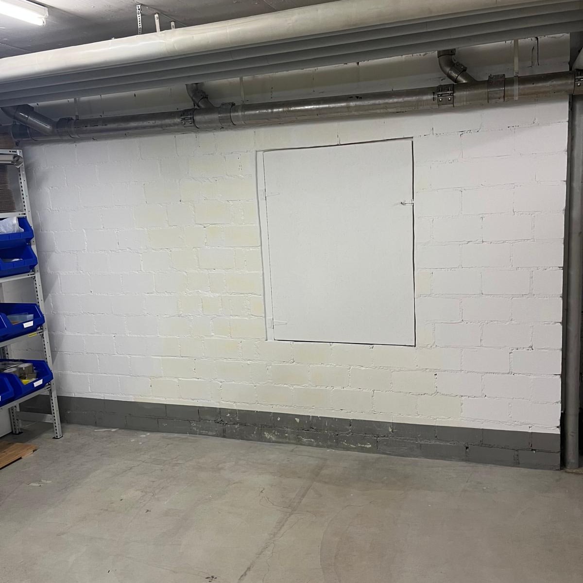 Weiss gestrichene Kellerwand von RENOFIN GmbH