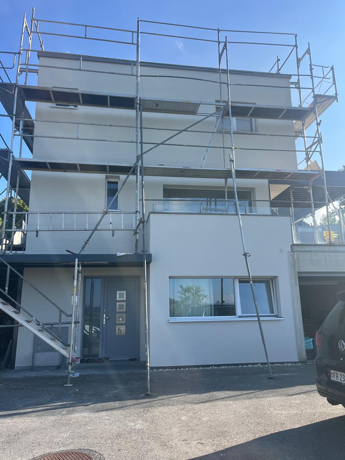 Neubaufassade im Gerüst von RENOFIN GmbH