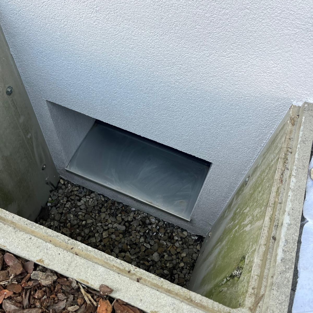 Fassadenabschluss am Lichtschacht von RENOFIN GmbH